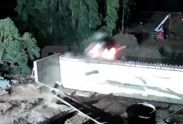 В регионе России пропал водитель вылетевшего с моста в реку грузовика