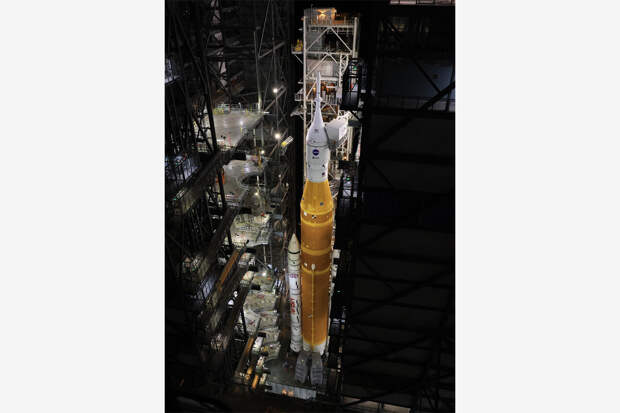 Сверхтяжелую ракету США выкатят на стартовый стол для пуска с экипажем к Луне