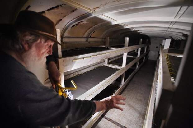 Канадец 50 лет строил бункер из 42 школьных автобусов! бункер, дом, интересно