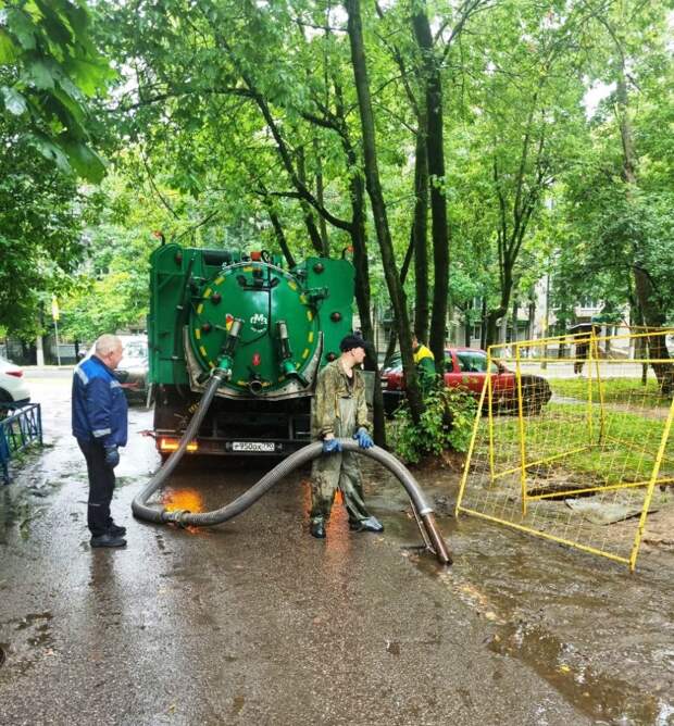 В подмосковном Пушкинском в усиленном режиме устраняют последствия ливневых дождей В подмосковном Пушкинском в усиленном режиме устраняют последствия ливневых дождей