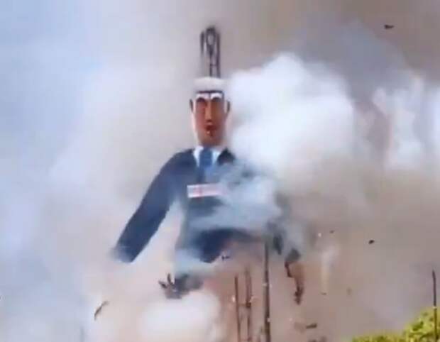 В Испании взорвали и сожгли гигантское чучело Нетаньяху