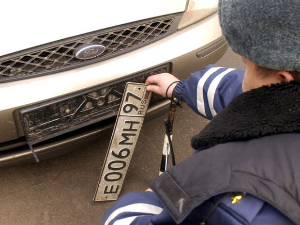 Путин запретил автоинспекторам снимать госномера с автомобилей