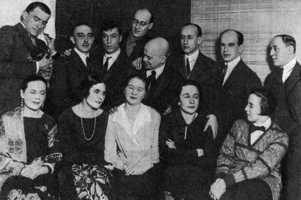 Виктор Шкловский (4-й слева) на вечере, посвященном возвращению Маяковского из Америки, 1925 год. Источник: feb-web.ru