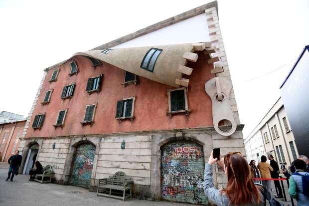 В руках этого британца дома тают, летают и сползают к ногам прохожих