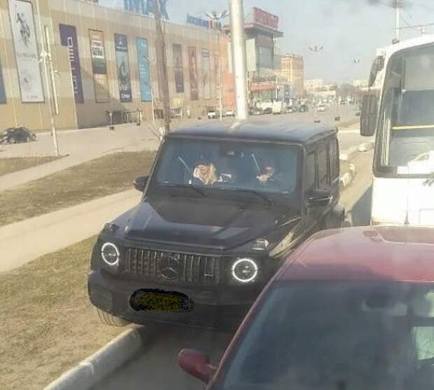 Полицейские оштрафовали рязанца на «Гелентвагене» за езду по обочине