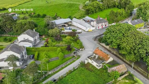 Ардкат, вид с высоты. Деревня находится в часе езды от Дублина (кстати, еще один плюс, которым воспользовался хозяин необычного домика)