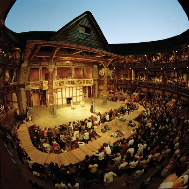 Современное представление реконструированного театра «Глобус» в Лондоне.