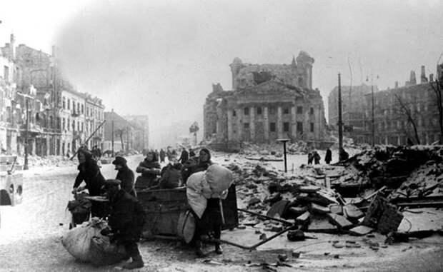 На фото: город Варшава после его освобождения Советской Армией, 1945 год.