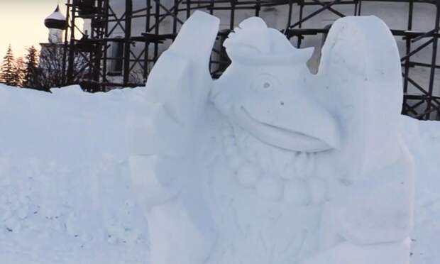 Медведь в лодке, йети и ворона: Каргополь превратился в город снежных скульптур