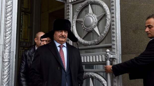 Генерал Халифа Хафтар покидает здание российского МИД