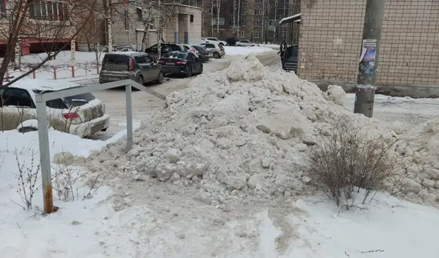 Неубранный снег во дворе. Гора из снега во дворе. Сугробы в Ижевске. Грязный снег на обочине. Месиво из грязного снега во дворах Уфы.