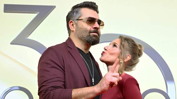 Ковальчук прокомментировала скандальный танец Чумакова с поклонницей