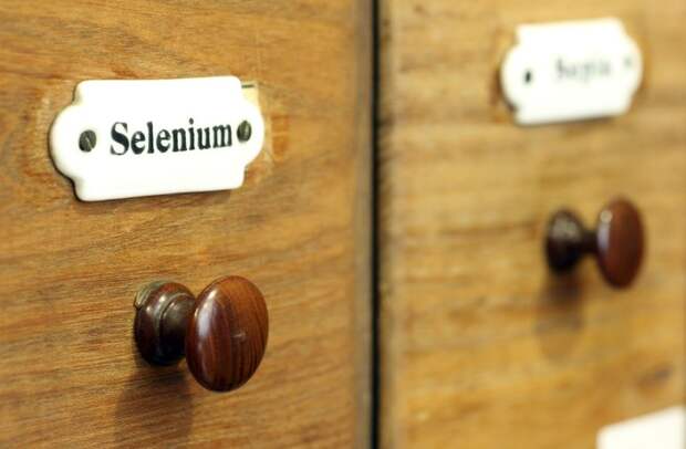 a-wooden-drawer-in-pharmacy-containing-the-chemical-element-selenium-492641687-5c01aa25c9e77c00016a5552