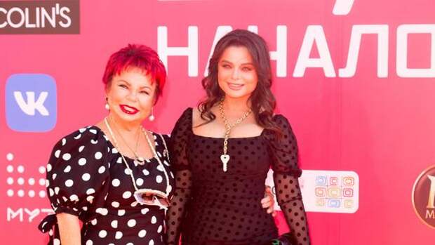 Мама Королевой отметила 80-летний юбилей в США — с дочкой, но без зятя