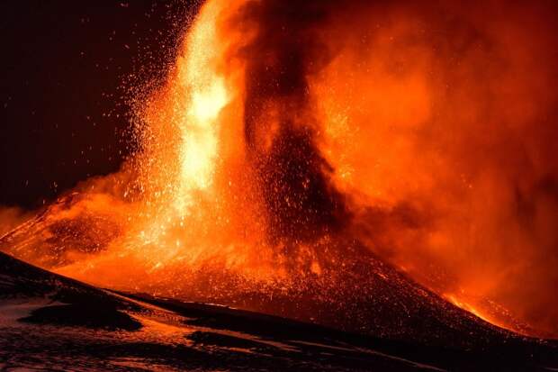 17 ноября 2013 года. Извержение вулкана Этна в Сицилии. Фото: Barcroft Media