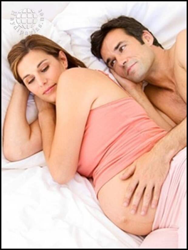 Какими позами можно заниматься сексом при беременности. Занятие любовью с беременной. Секспозы для беременных. Зачатие ребенка в постели. Поза на боку лицом к лицу.