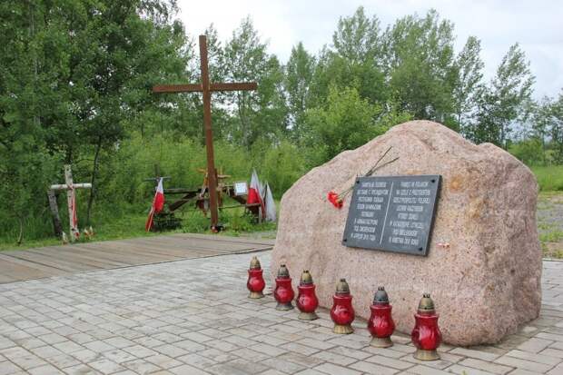 Мемориальный камень на месте авиакатастрофы польского самолета