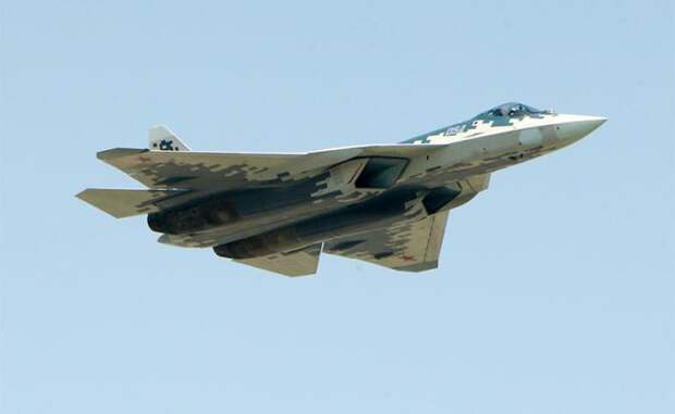 На фото: многофункциональный истребитель пятого поколения Су-57