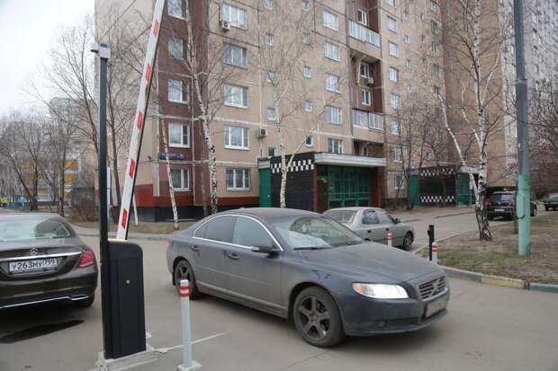 Шлагбаумы и кодовые замки с помощью мобильного приложения открываются за считаные секунды/Артур Новосильцев, «Восточный округ»