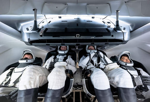 Корабль Crew Dragon с российским космонавтом на борту вернулся на Землю