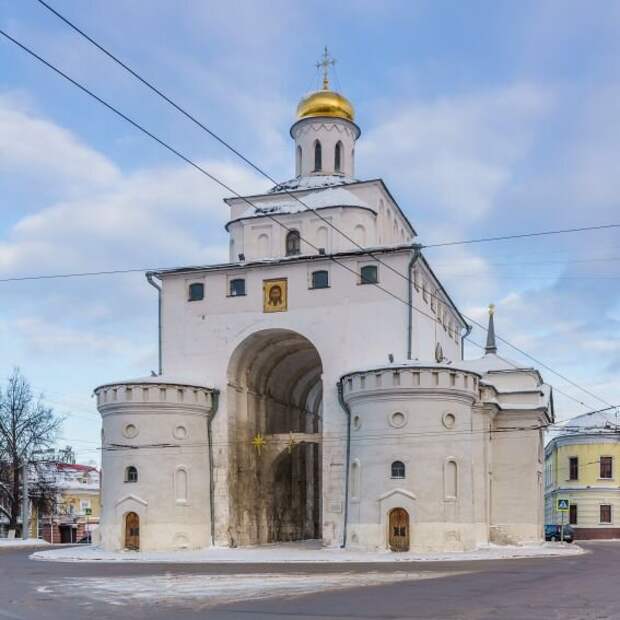 Золотые ворота - памятник древнерусской архитектуры, расположенный в городе Владимире, построены в 1164 году при владимирском князе Андрее Боголюбском, использовались как оборонительное сооружение и как триумфальная арка, оформляя парадный вход в самую богатую княжеско-боярскую часть города (Новый город)