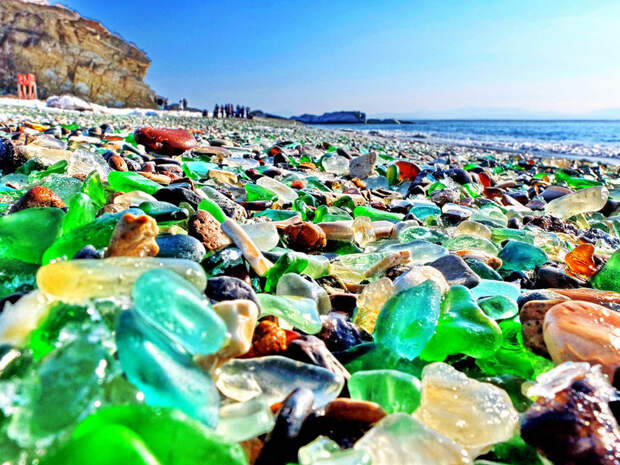 Стеклянный пляж в России: как природа превращает человеческий мусор в шедевр