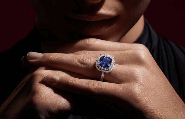 Геммолог Ксения Костина объяснила, почему ювелирные украшения начинают выигрывать у «сумки сезона»