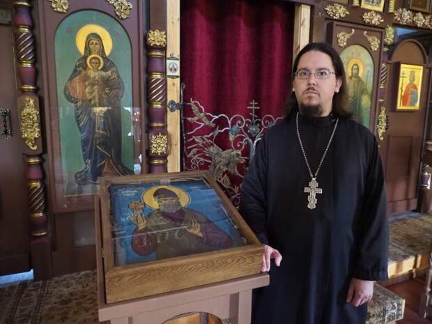 Крест к иконе преподобного Паисия Святогорца Сергий Силва сделал своими руками / Фото: Ольга Чумаченко, «Москва. Северо-Запад»