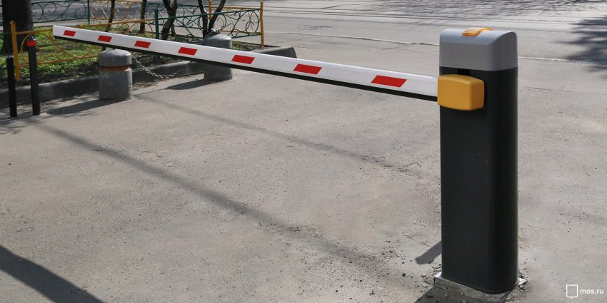 Во дворе на улице Константина Симонова установят шлагбаум