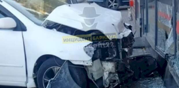 Автомобиль столкнулся с газелью и протаранил витрину кафе «Тандыр №1» в Барнауле