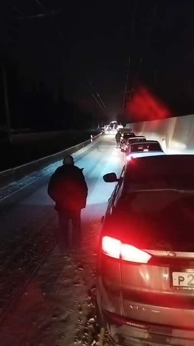 На трассе между Алуштой и Ялтой ограничено движение грузового транспорта из-за сильного снегопада