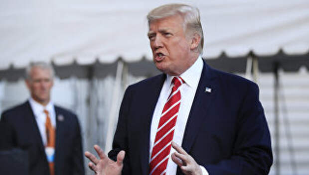 Президент США Дональд Трамп выступает перед журналистами на территории Белого дома в Вашингтоне. 7 октября 2017 Президент США Дональд Трамп выступает перед журналистами на территории Белого дома в Вашингтоне. 7 октября 2017