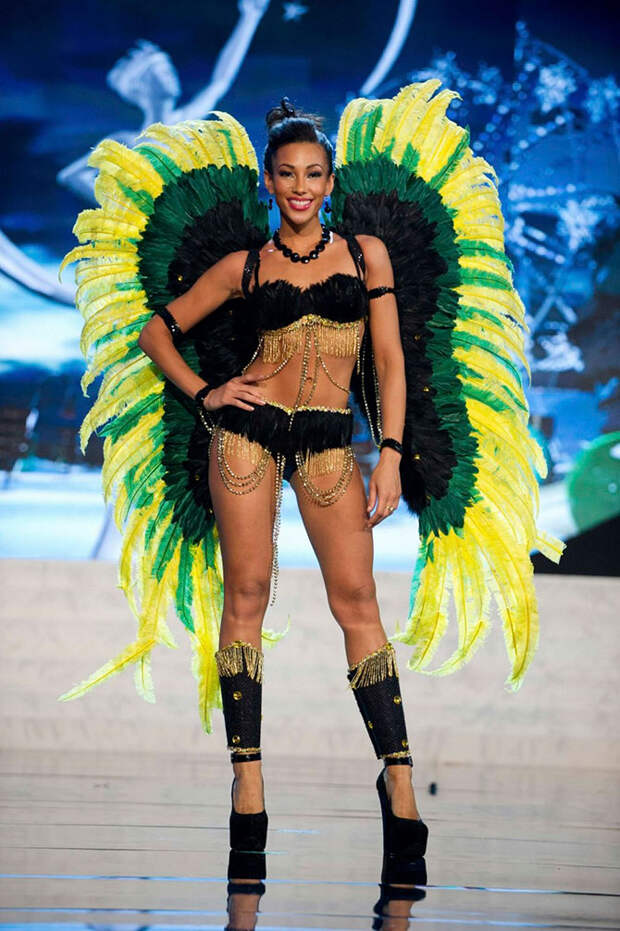 Участницы «Мисс Вселенная 2012» в национальных костюмах
