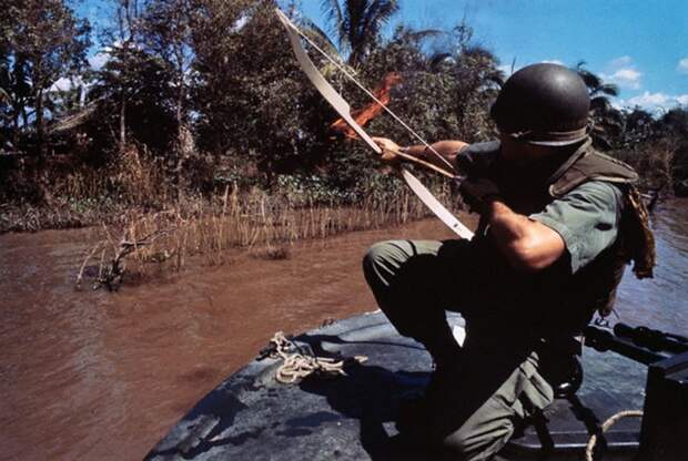 Лейтенант ВМФ США пускает горящую стрелу в хижину, которая скрывает бункер Вьетконга, Южный Вьетнам, 8 декабря 1967 года. история, события, фото