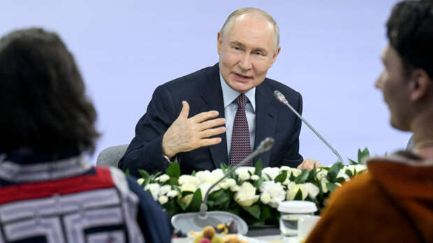 Путин: нынешнее поколение россиян не уступает своим героическим предкам