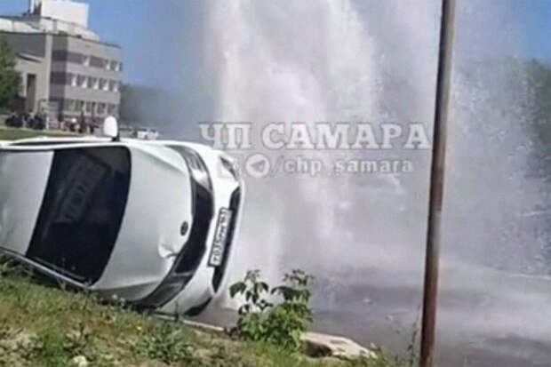 Появилось видео, как поток воды опрокинул Kia Rio и затопил дорогу в Самаре