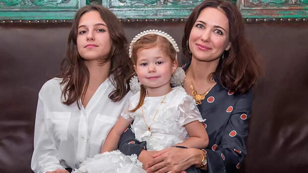 Развод, бунт и идеальные оценки: как звёздные мамы воспитывают дочерей