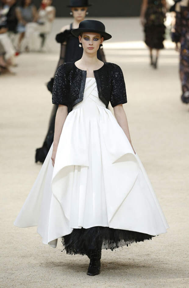 Шик на показ 4 буквы. Меховые изделия на модных показах. Шанель показ джемпер. Фото с показов шанель 1990 -2010. Шик на показ 4 буквы.