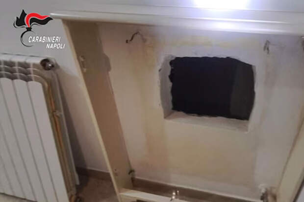 В Неаполе задержали мафиози, который скрывался в квартире за батареей