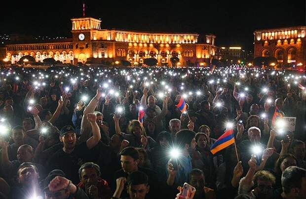 Мирный протест в Ереване становится чуть менее мирным
