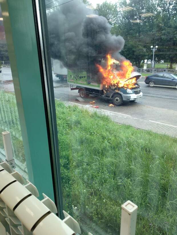 На улице Твери вспыхнул грузовой автомобиль