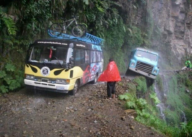 Опасная дорога в Боливии под названием - South Yungas Road.