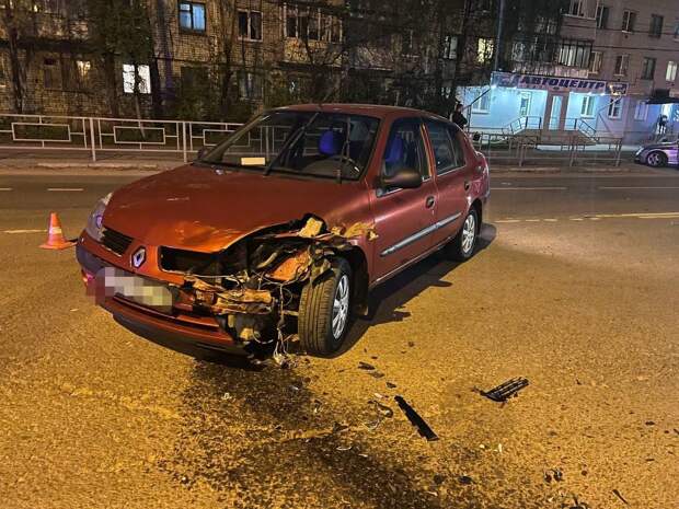 В Твери после столкновения легковушки и мотоцикла оба водителя поехали в больницу