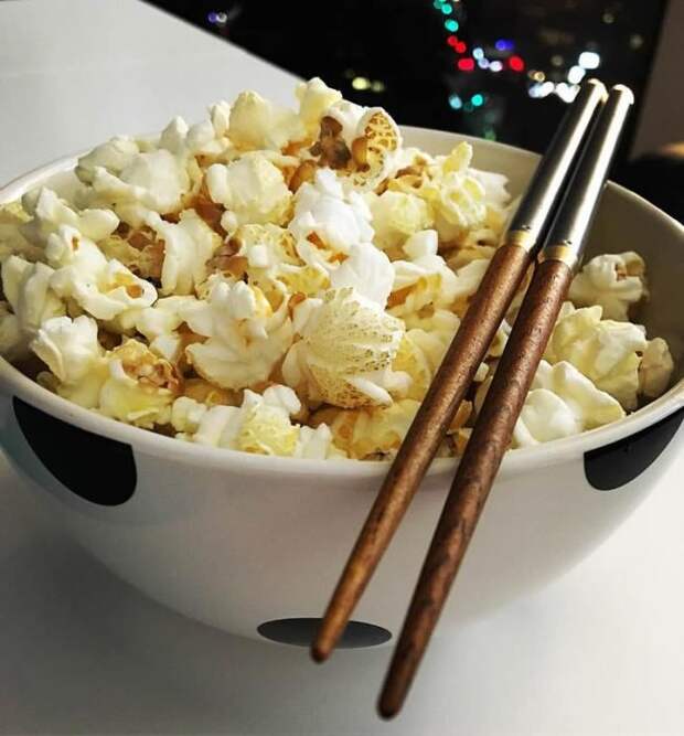 Как есть, не пачкая руки? Берите палочки для суши. /Фото: i1.wp.com Как есть, не пачкая руки? Берите палочки для суши. /Фото: i1.wp.com