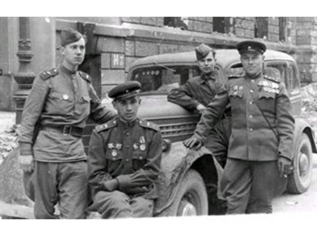 Почему в разгар войны в 1943 году Красная Армия переоделась в новую форму
