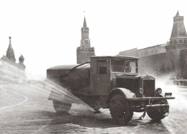 На Красной площади моечная машина ПМ-4 на шасси ЯГ-4 с увеличенным объёмом цистерны и двумя насадками. 1936 год