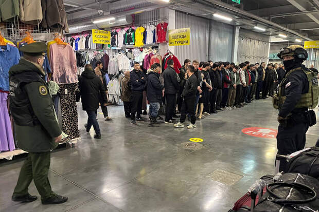 В Новосибирске силовики перекрыли все входы и выходы ТЦ «Восток»