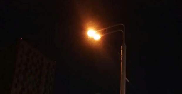 В мачте уличного освещения на Красноказарменной заменили перегоревшую лампу