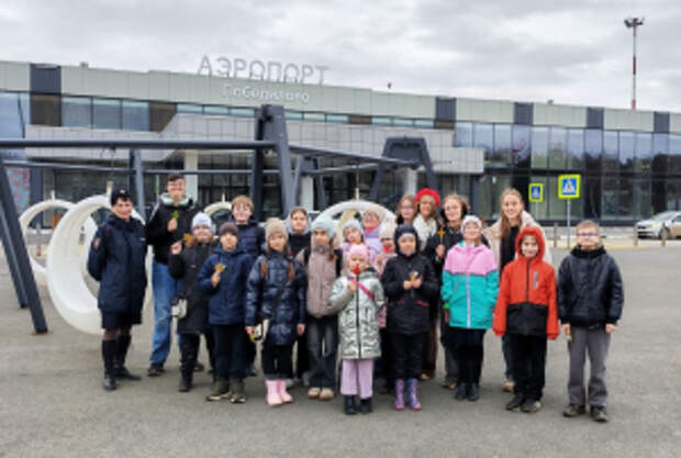 В Кирове сотрудники транспортной полиции организовали экскурсию в аэропорт для активистов Движения Первых
