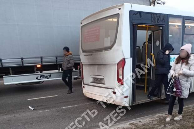 На улице Рязанской в Туле у пассажирского автобуса на ходу отвалилось колесо